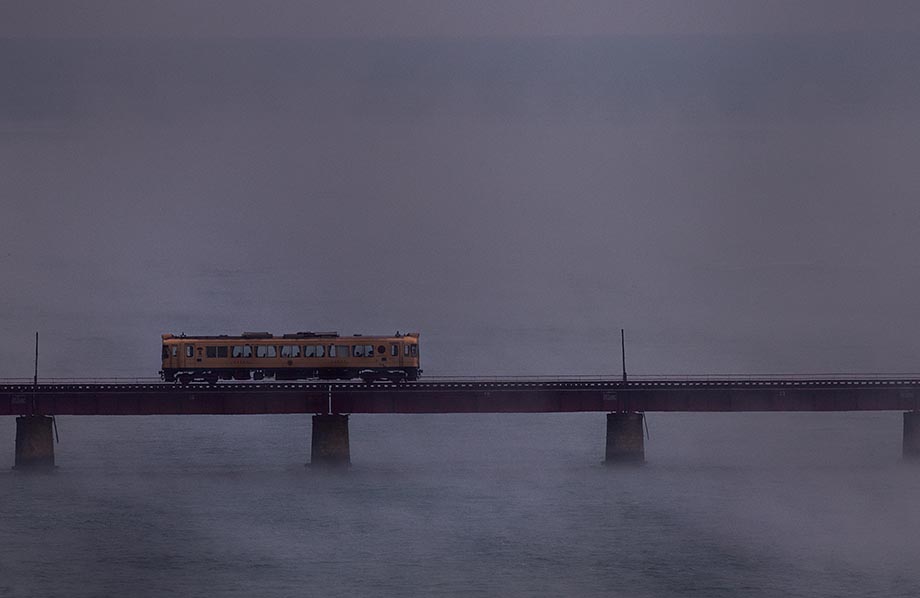 写真　「海霧を渡る」和久秀輝